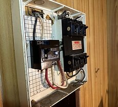 夜中に電灯より火花で漏電ブレーカー故障交換
